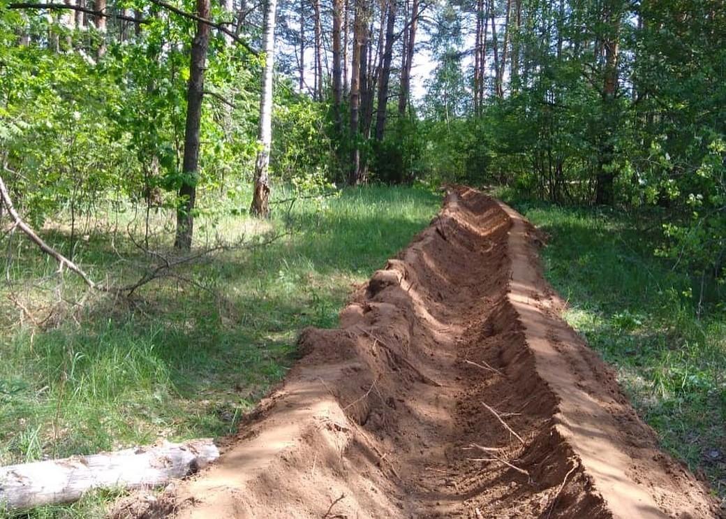 Противопожарных минерализованных полос. Противопожарный ров в лесу. Опашка лесного массива. Минерализованной полосой.