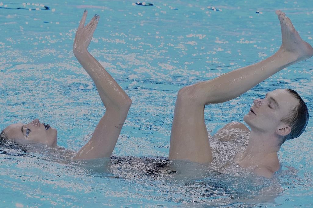 Синхронистки в тени Александра. У петербуржца Мальцева три победы и одно серебро чемпионата мира по водным видам спорта | Свое третье на нынешнем чемпионате мира золото петербуржец Александр Мальцев (справа) выиграл в дуэте с Майей Гурбанбердиевой./ФОТО Lee Jin-man/AP/ТАСС