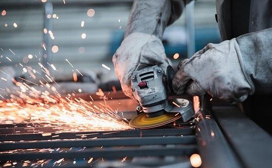 Сварщики и курьеры лидируют по зарплатам в Прикамье — до 260 тысяч рублей