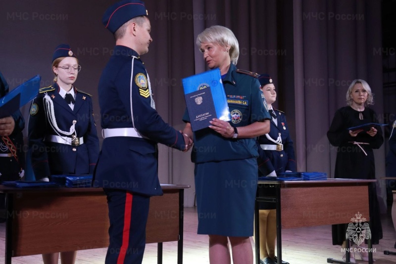 Сотрудники регионального МЧС вручили выпускникам дипломы об образовании