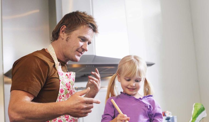 обижает отчим