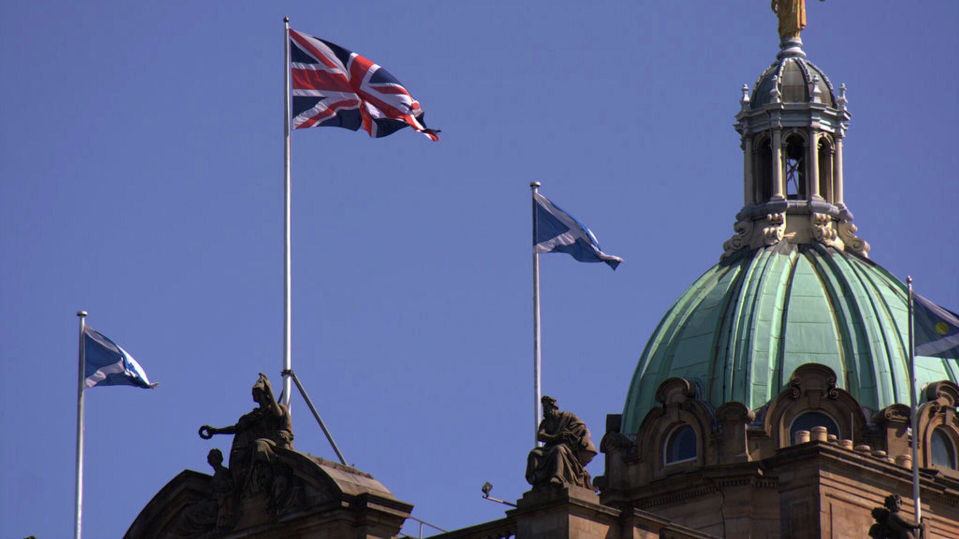 Британский и шотландский флаги на здании банка Lloyds в Эдинбурге - РИА Новости, 1920, 26.12.2022
