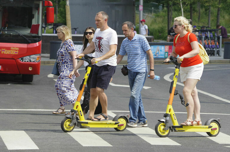пешеход и самокат. самокат пешеход. электросамокаты на пешеходной дорожке. электросамокат и пешеходы. пешеход и самокат.
