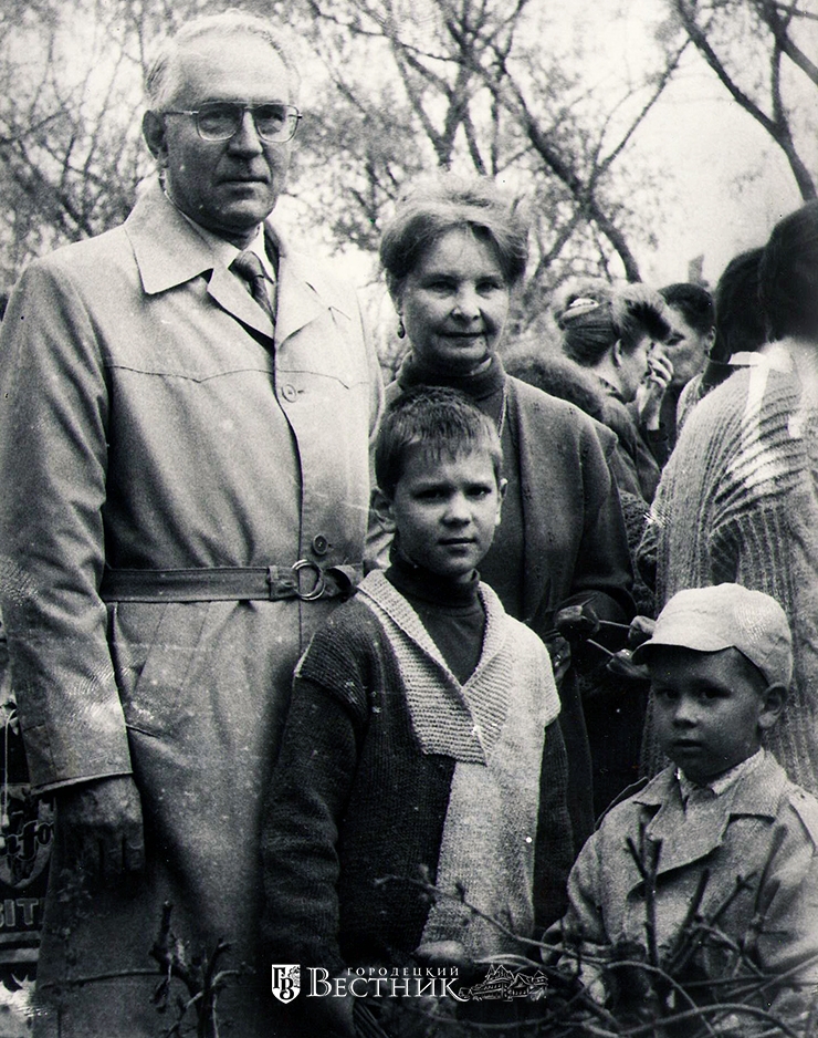 О.П. Уткин с женой и внуками