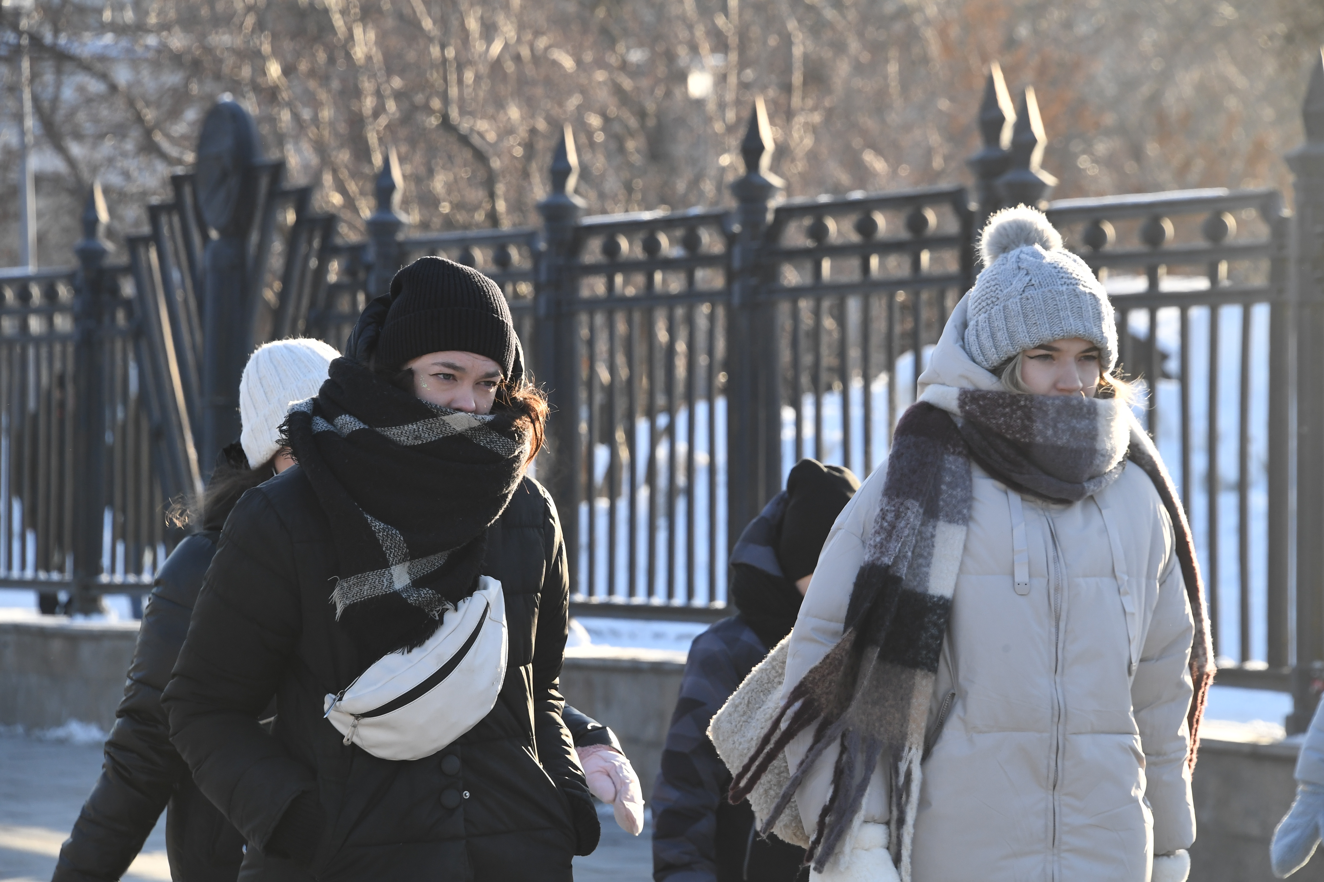 Похолодание передают. Сильный Мороз. Люди зимы. Сильный Мороз в Москве. В Москве похолодает.