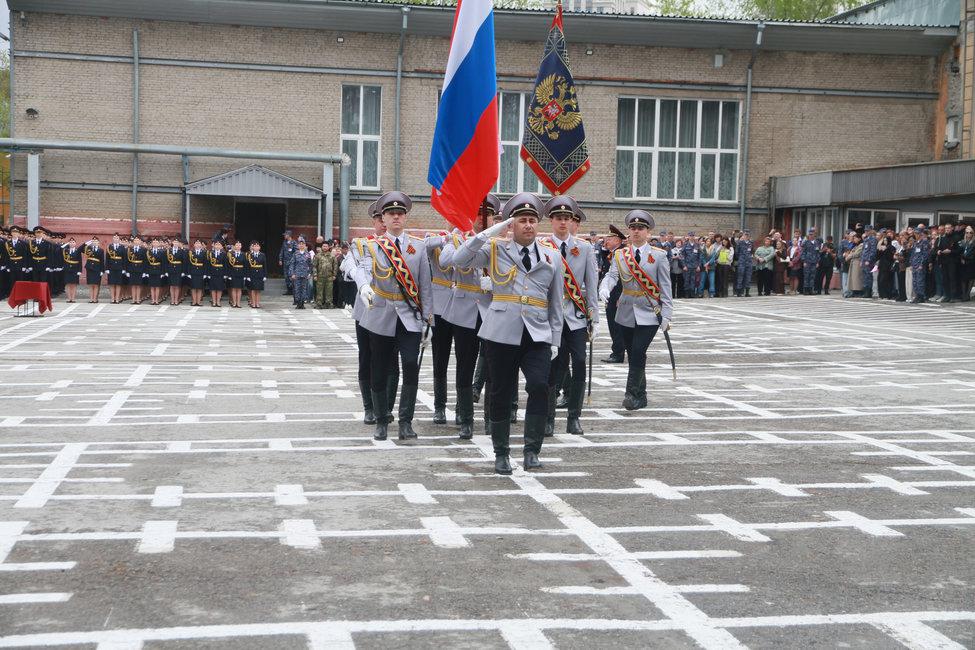 В честь церемонии на плацу во дворе школы полиции прошел парад.