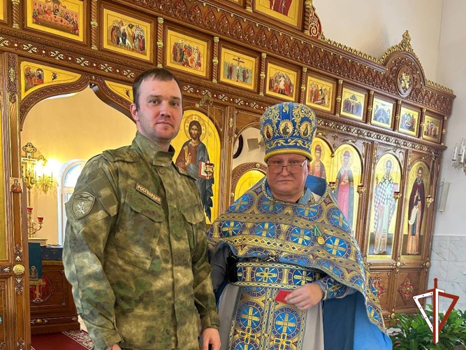 В Югре Росгвардия вручила медали и благодарственные письма настоятелю Храма и волонтерам-прихожанам за гуманитарные грузы на территорию СВО