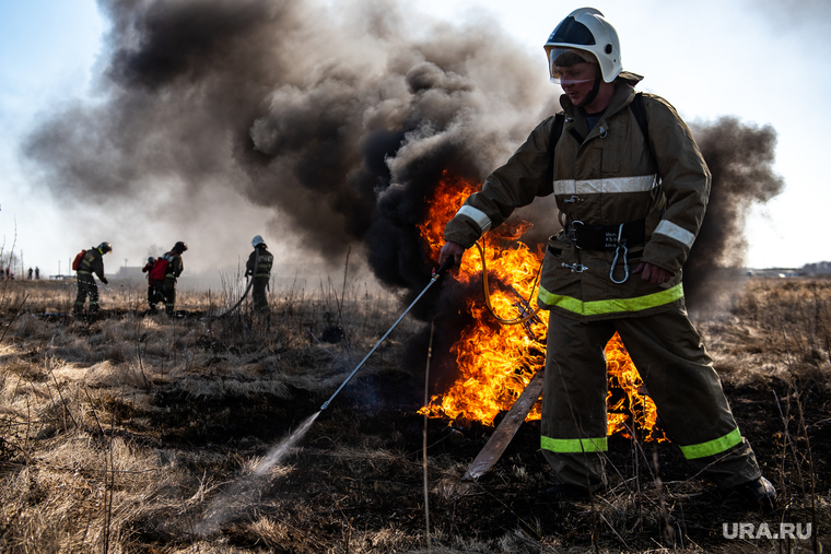 Фото пожарный тушит пожар