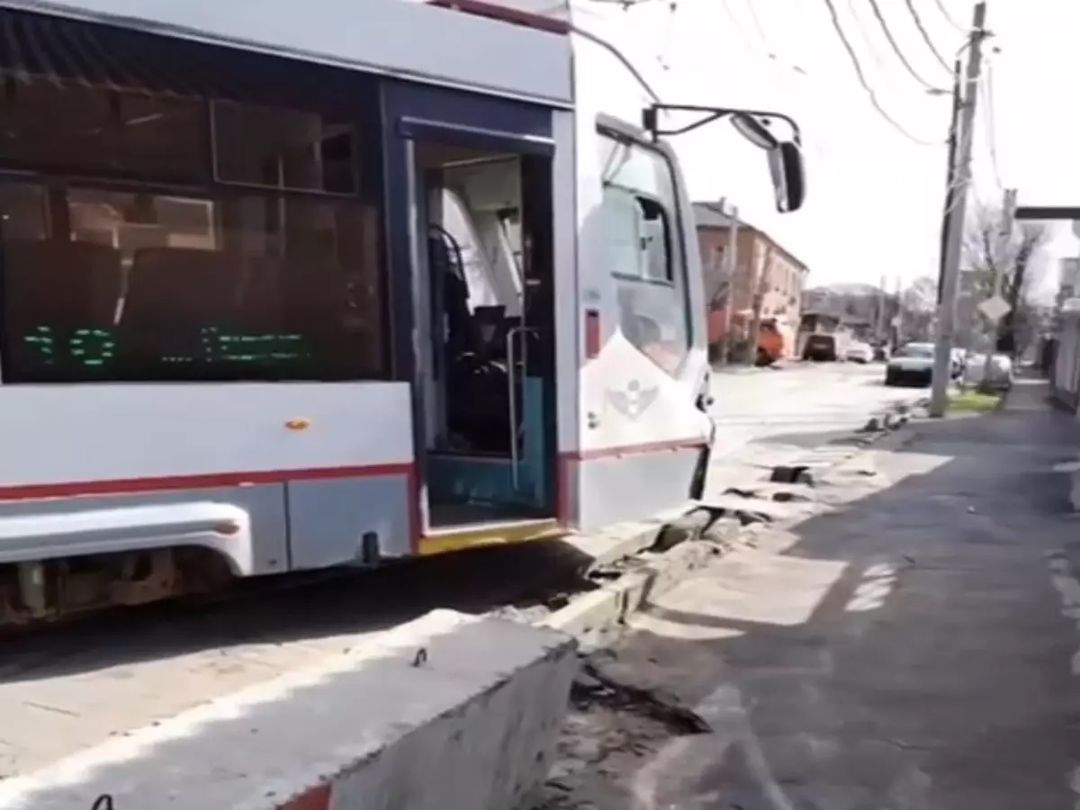 В Ростове возле разрушенного после ДТП дома на Скачкова сломался трамвай