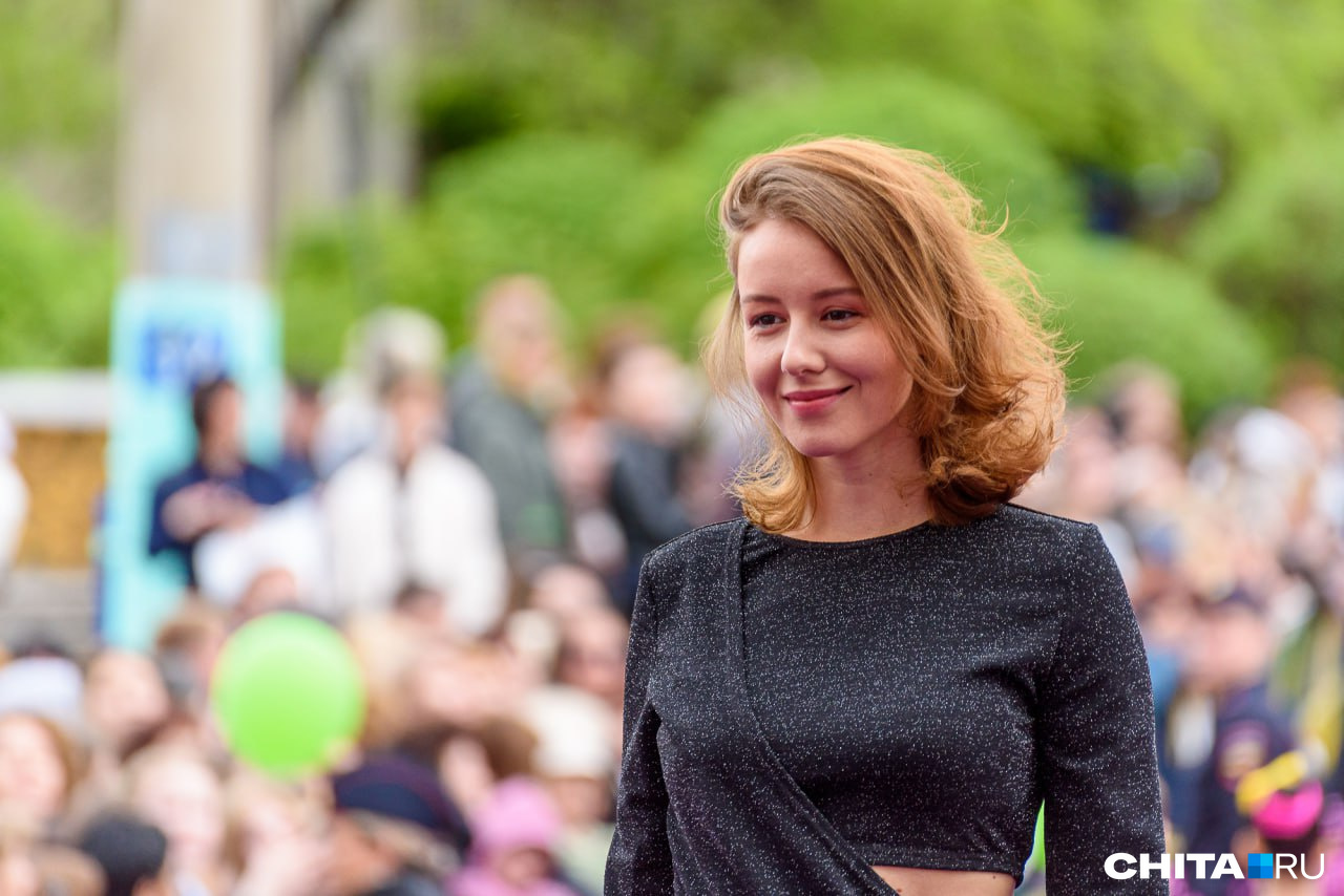 Ведущая церемонии открытия актриса Ирина Старшенбаум на багуловой дорожке