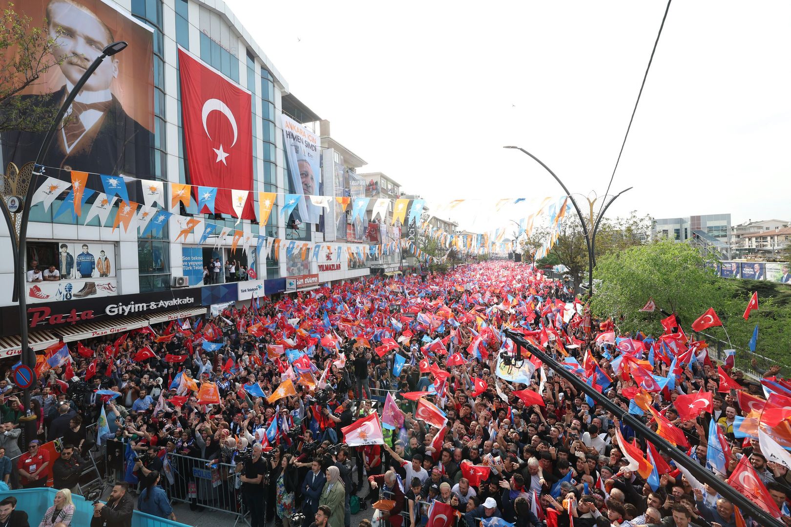 Митинг в поддержку Реджепа Тайипа Эрдогана во время предвыборной кампании на президентских выборах в Анкаре. 11.05.2023