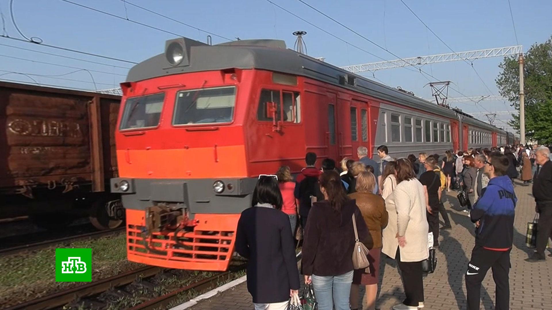 Поезд луганск макеевка. Электричка фото. Электричка Луганск. Электрички Украины. Поезд эшелон Победы.