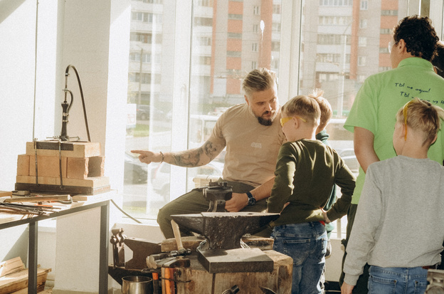 «Чтобы ребята научились дружить». Интервью с основателем детского ремесленного центра «Артель» Львом Бакштаевым