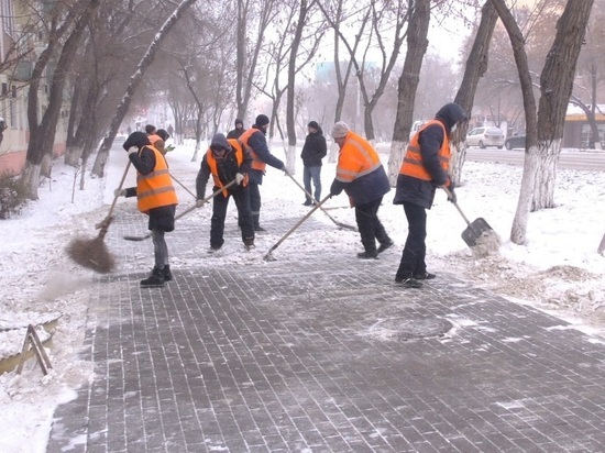 В Астрахани коммунальные службы начали работу в усиленном режиме