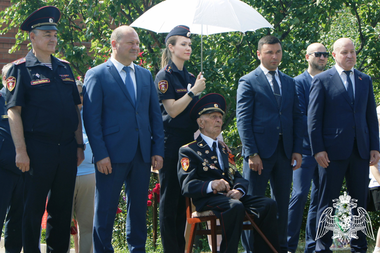 Росгвардейцы в Ростове-на-Дону поздравили ветерана Великой Отечественной войны со 100-летием (видео)