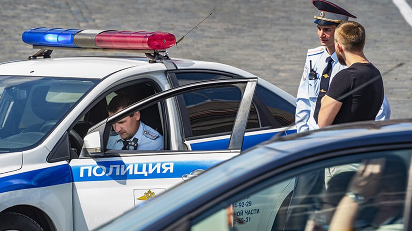 Полиция едет. Машина ГИБДД. ДПС Москва. Машина ДПС. Полиция Франции.