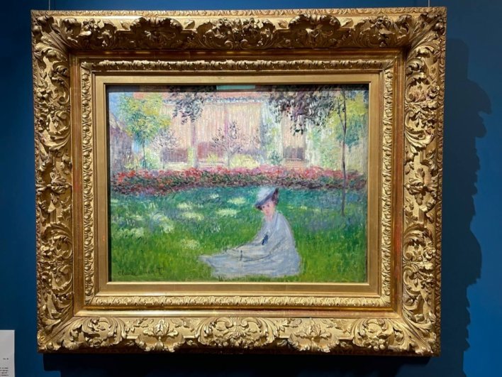 Клод Моне «Женщина, сидящая в саду».