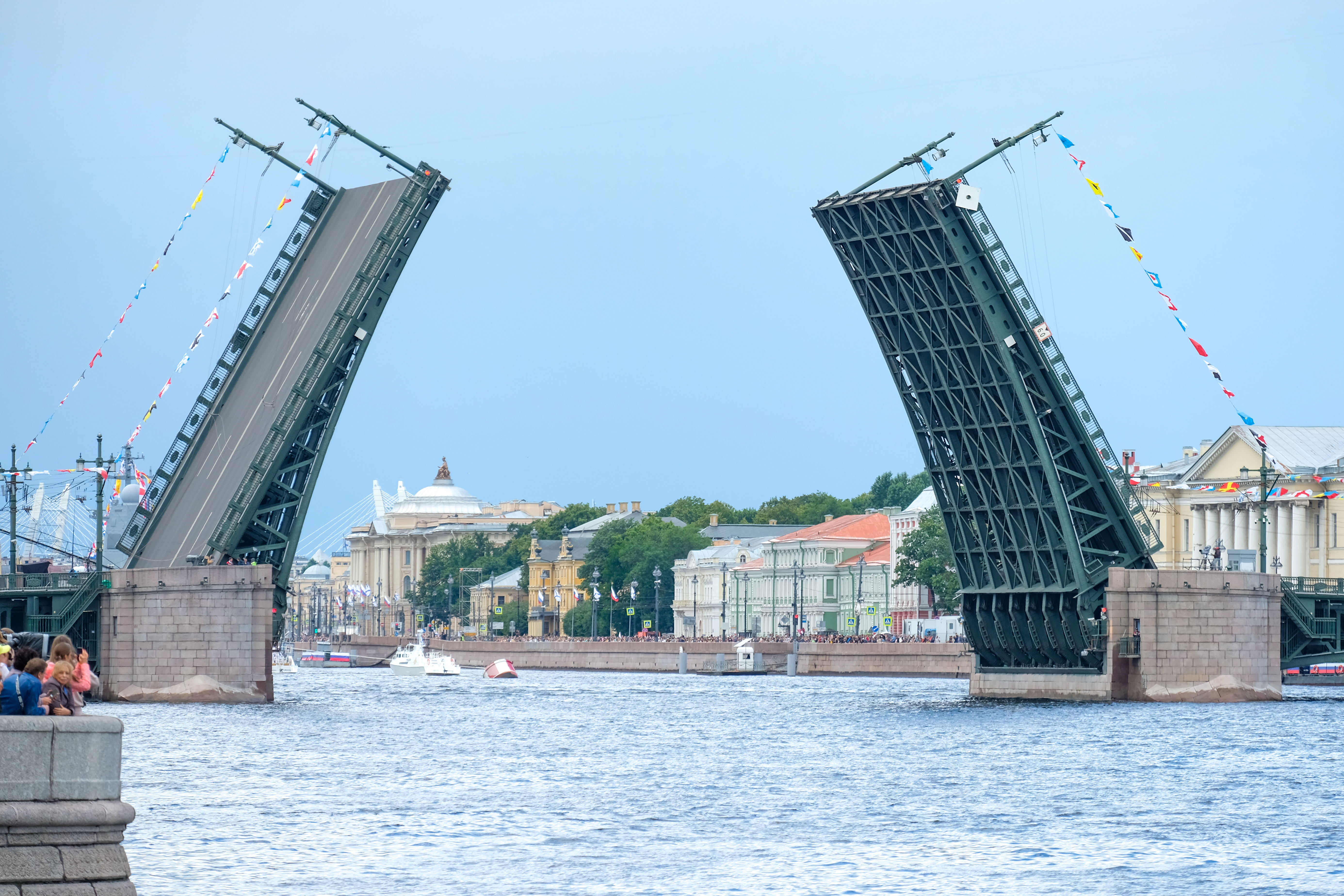 Дворцовый мост в Санкт-Петербурге