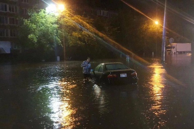 Затопленная улица. Фото из телеграм-канала «AngarskNews-Новости Ангарска»
