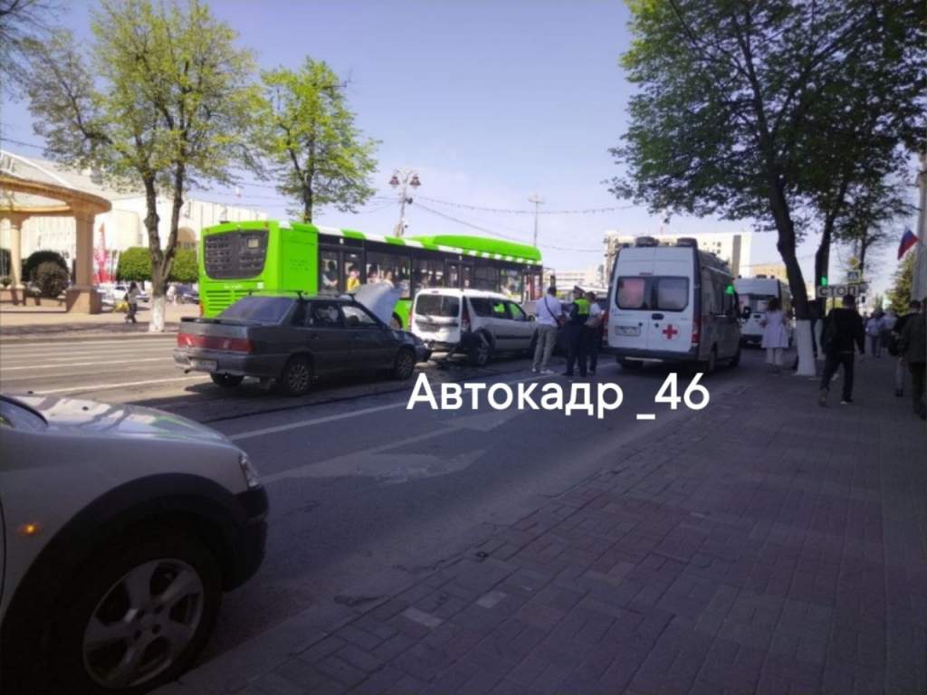 В центре Курска из-за тройного ДТП собралась большая пробка