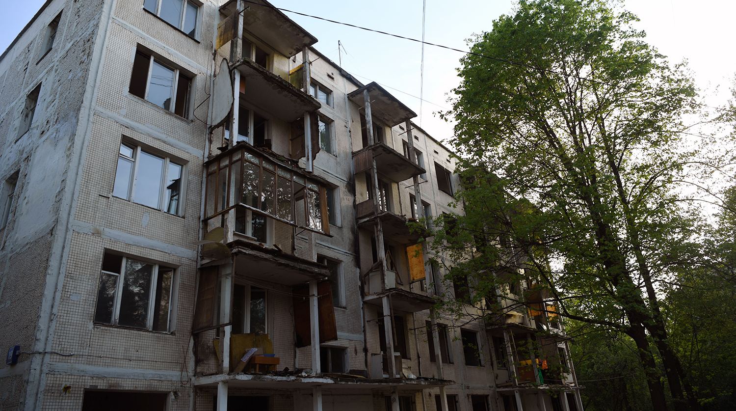 Аварийное жилье жк рф. Ветхое жилье в Москве. Аварийное здание. Аварийные хрущевки. Старая пятиэтажка.
