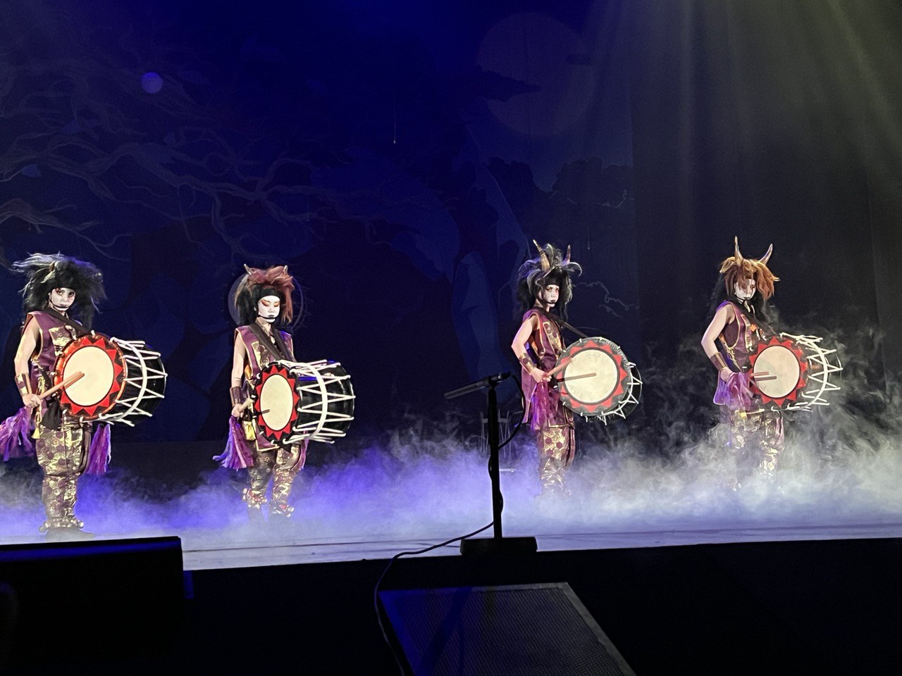 Японское барабанное шоу himitsu. Барабанное шоу. Театр Японии. Японское барабанное шоу.