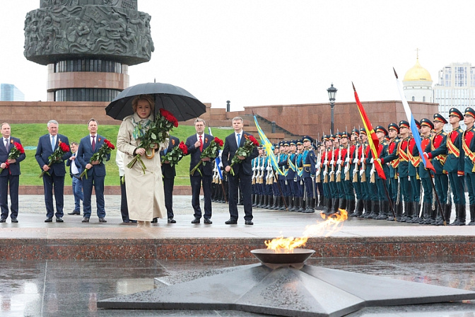 торжественная церемония возложения цветов к вечному огню в парке победы валентина матвиенко председатель сф спикер совета федерации