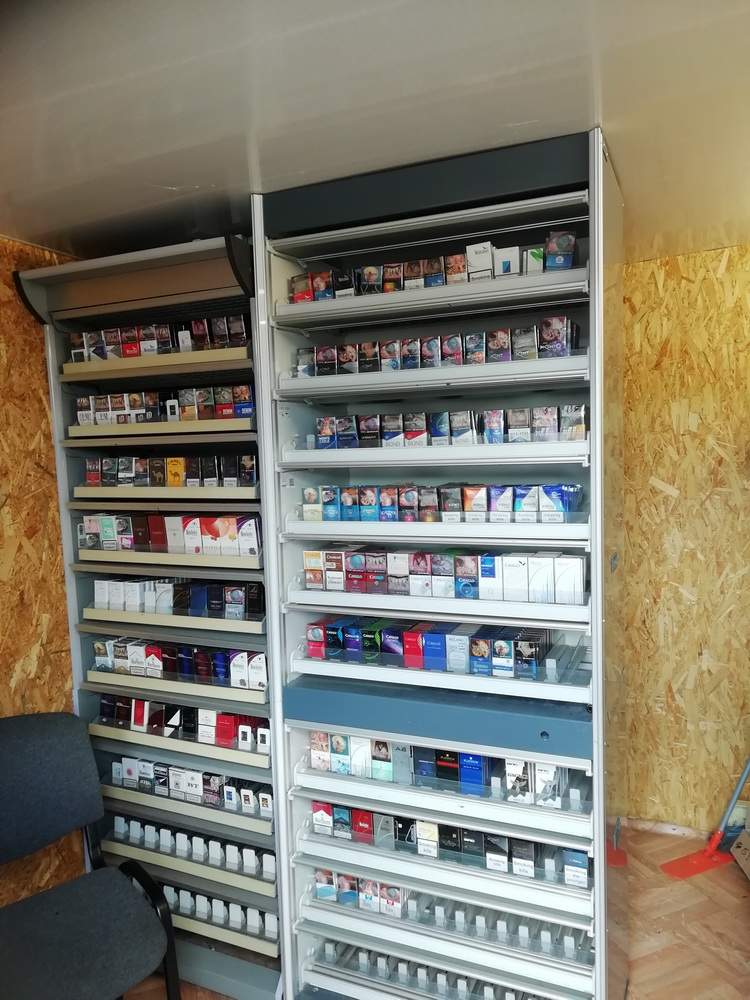 Прилавок сигарет. Табачный ларек. Табачный бизнес. Сигареты дорожают. Ларек с сигаретами.