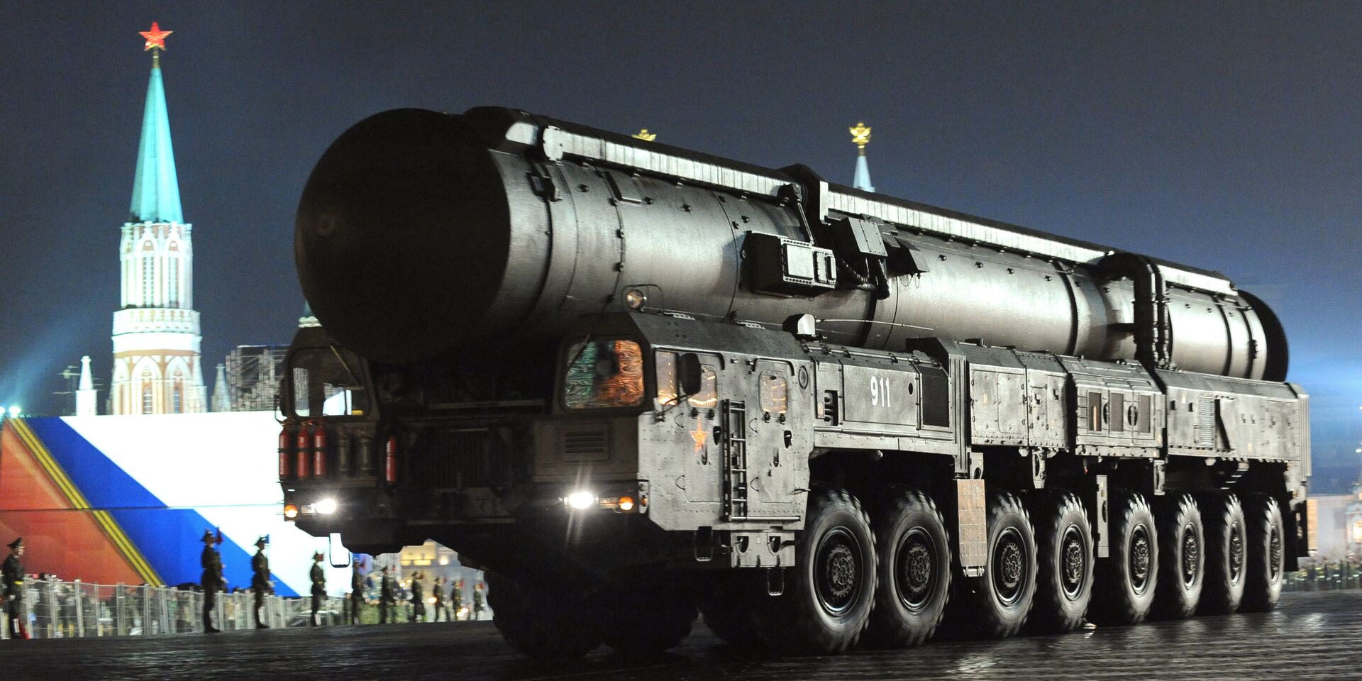 Пусковая установка подвижного грунтового ракетного комплекса (ПГРК) Тополь-М проходит по Красной Площади во время репетиции парада Победы - ИноСМИ, 1920, 04.10.2025