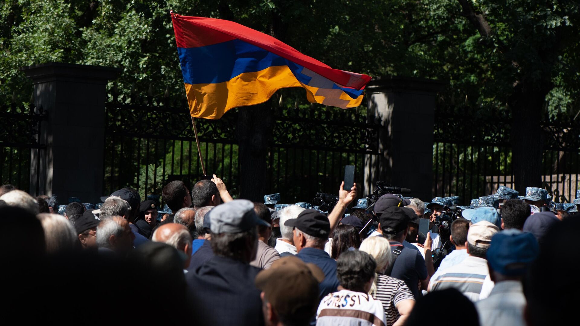 Отставка пашиняна в армении. Митинг в Ереване. Протесты в Армении 2022. Резиденция Пашиняна в Ереване. Митинг в центре Еревана.