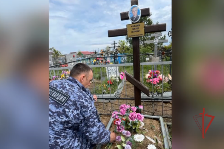 В Оренбурге росгвардейцы почтили память труженика тыла Виктора Канышева
