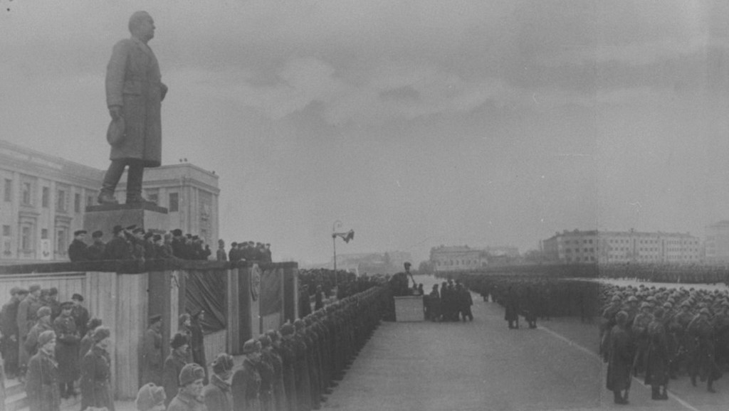 Где проходил парад 41. Парад Куйбышев 1941. Парад 7 ноября 1941 года в Куйбышеве. Куйбышев 1941 год. Парад 7 ноября 1941 г на площади Куйбышева в Куйбышеве.