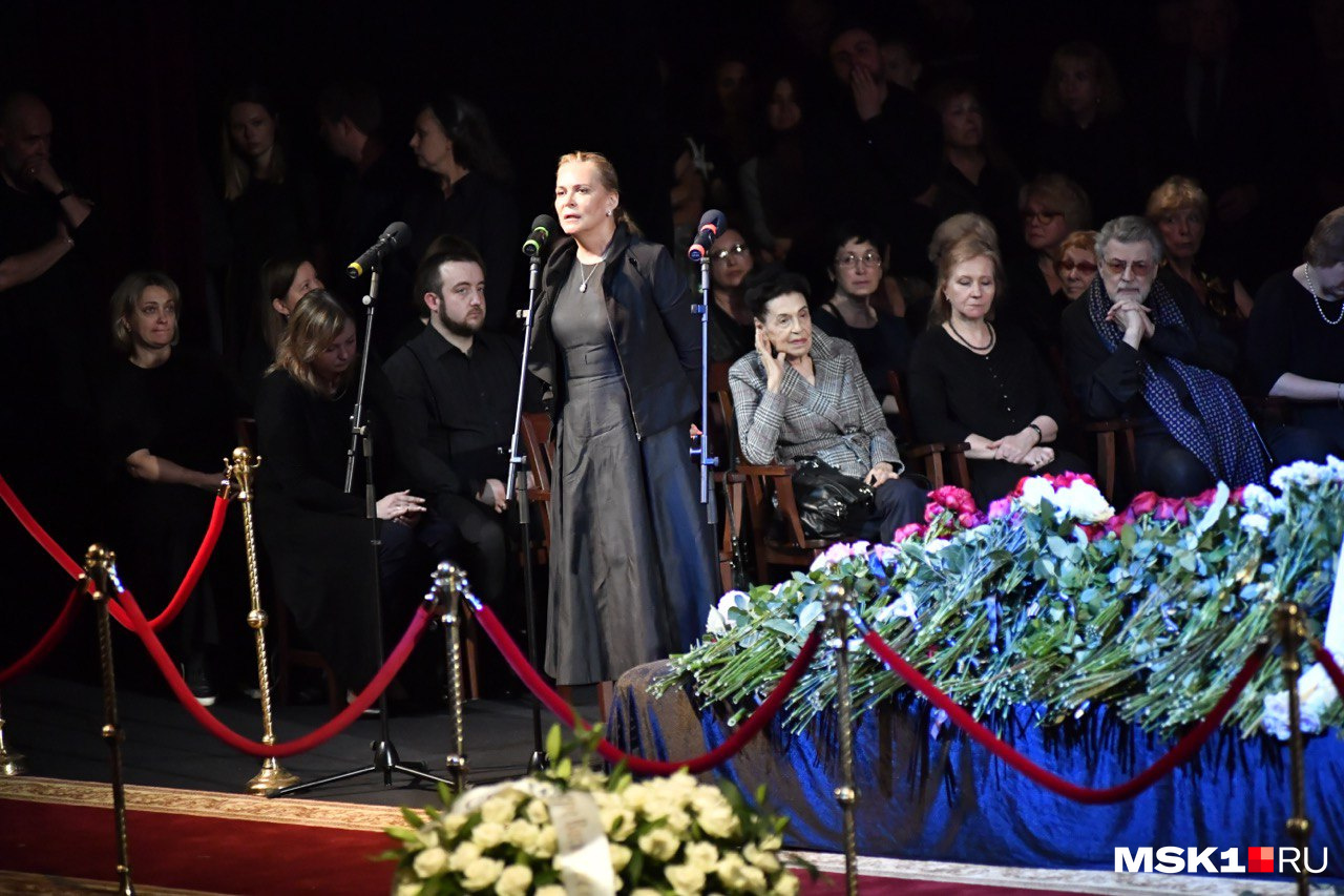 Прощание с ширвиндтом прямая трансляция. Прощание с ширвиндтом прямая трансляция. Ширвиндт на похоронах державина. Могила михаила державина. Прощание с ширвиндтом прямая трансляция.