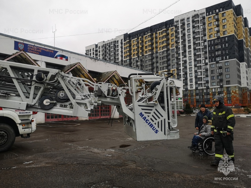 В Новый год пожарные Юго-Восточного административного округа исполнили мечту ребенка