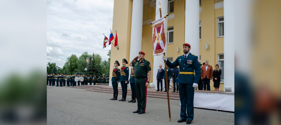 Первый заместитель директора Росгвардии генерал-полковник Юрий Яшин вручил вымпел директора Росгвардии Центру специального назначения «Витязь»