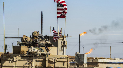 Американские военные патрулируют территорию возле нефтяных скважин на северо-востоке Сирии