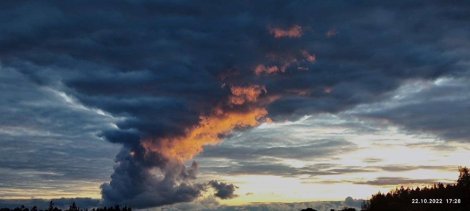 Закат 22 июня. Необычные облака. Необычные облака в Питере. Необычное облако над Петербургом. Вулканический закат.