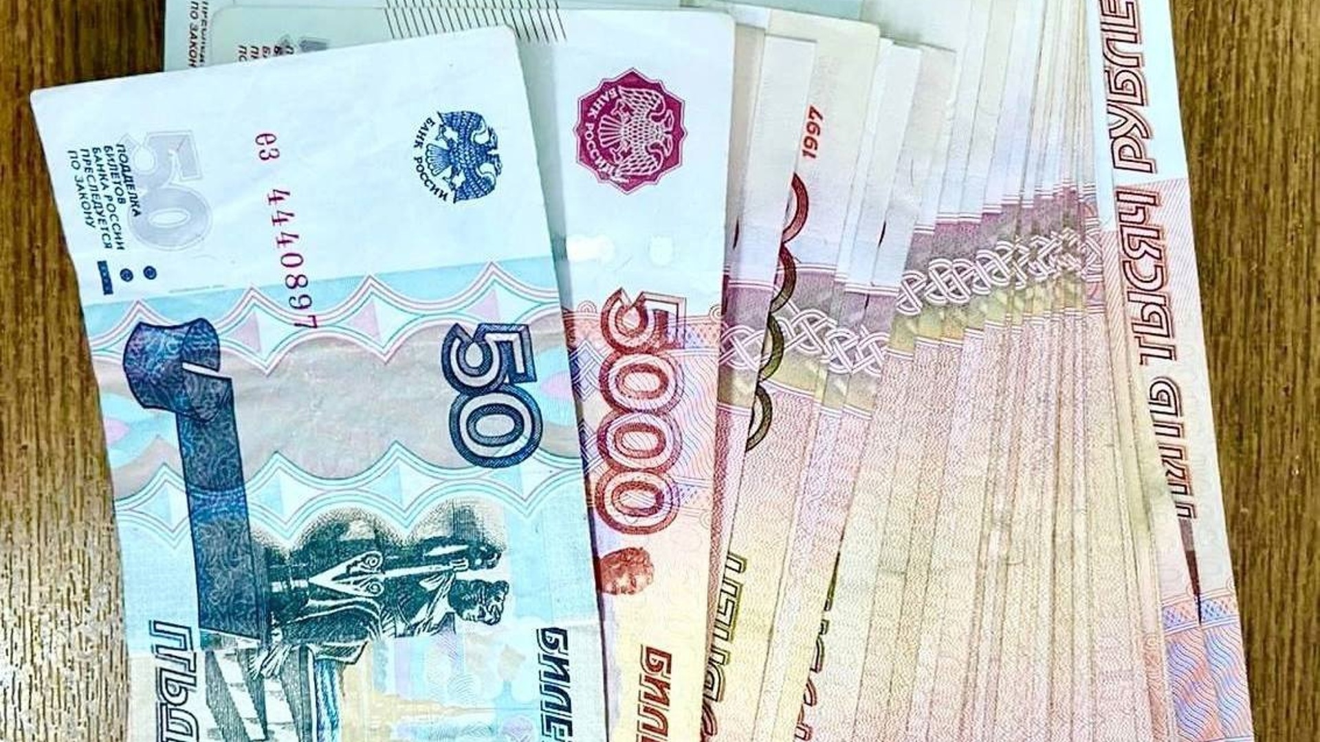82 тыс просмотров. Сто тысяч рублей. 82 тыс просмотров. Маленькая зарплата. Пятьсот тысяч.