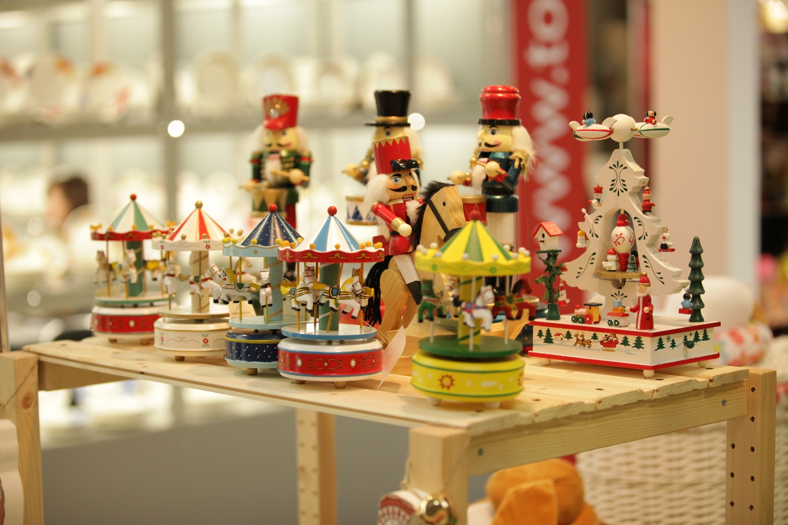 выставка новогодняя елочная игрушка. экспозиция игрушек. старинные елочные игрушки. музей игрушек вологда советский проспект. экспозиция игрушек.