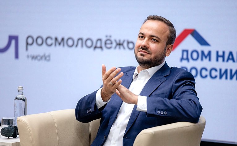 В Смоленске прошла патриотическая экспедиция «Код непокорённых» с участием молодых активистов из разных регионов России и Беларуси. Пленарная дискуссия проекта «Код непокоренных»