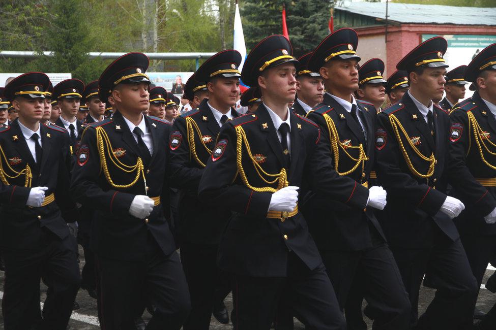 В честь церемонии на плацу во дворе школы полиции прошел парад.