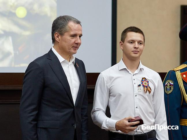 В День пожарной охраны губернатор наградил сотрудников белгородского МЧС - Изображение 2
