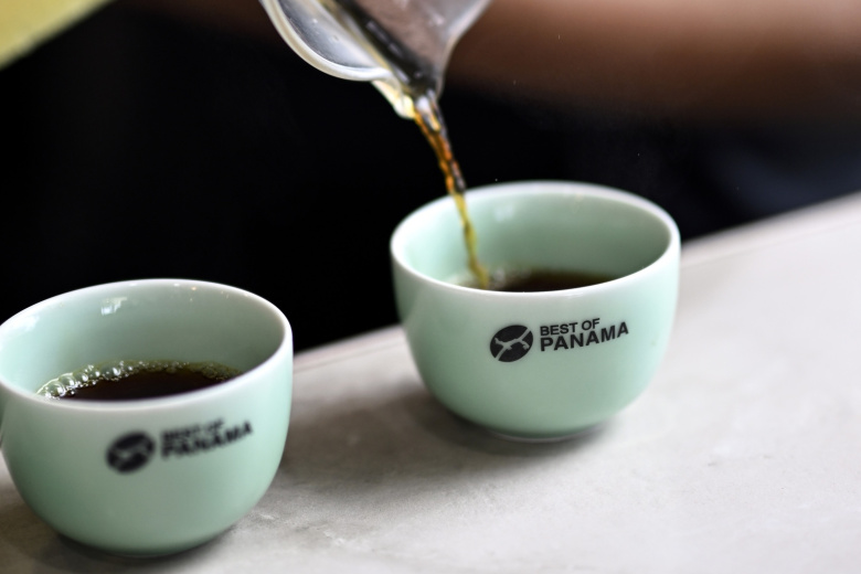 В одном из городов Ближнего Востока стали подавать кофе за 80 тыс. рублей