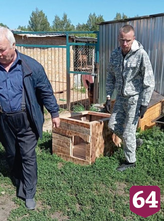 Школьники на уроках труда сделали будки для собачьего приюта