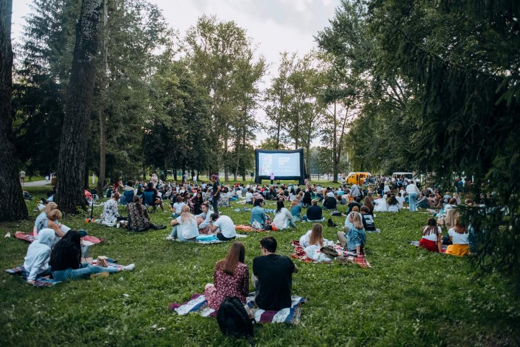 Кинотеатр под открытым небом 2022. Фестиваль под открытым небом. Отдых в парке.