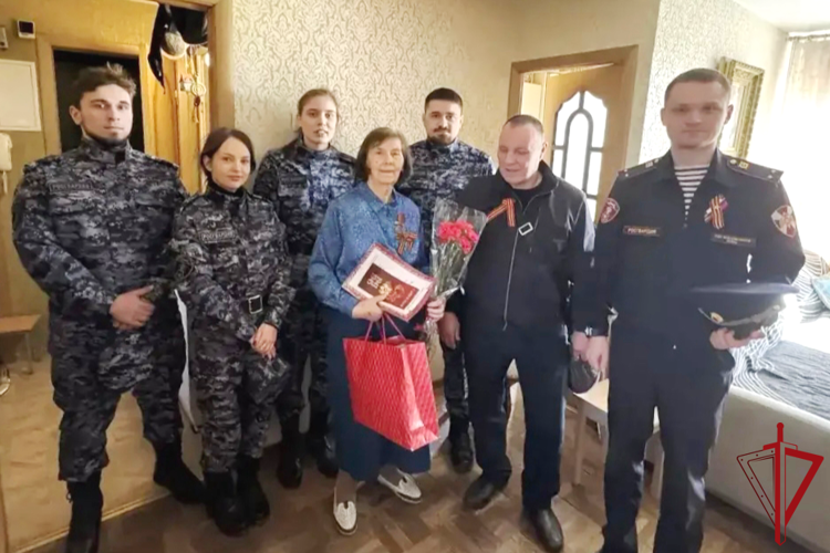  В Санкт-Петербурге представители Росгвардии поздравили с Днем Победы ветеранов службы и ветеранов Великой Отечественной войны