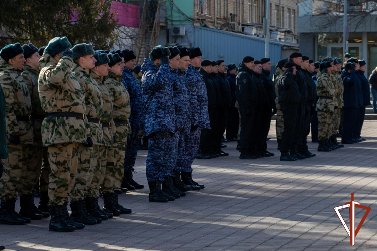 В День войск национальной гвардии сотрудники и военнослужащие ведомства возложили цветы к мемориалу «Черный тюльпан» в Екатеринбурге