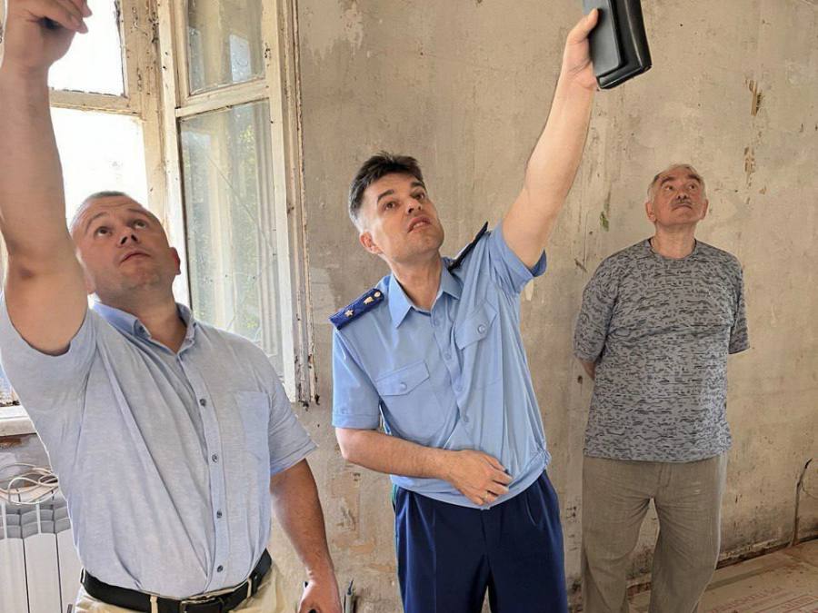 После вмешательства прокурора Жилякова в Детчине отремонтировали перекрытия в доме