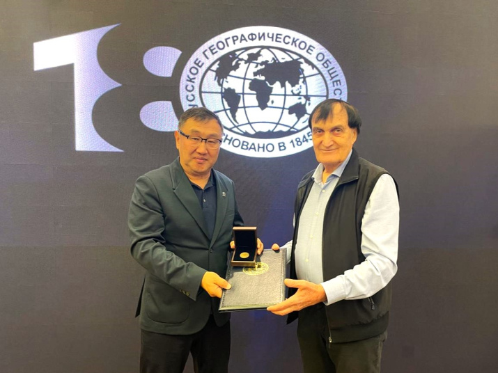 Вице-президент Русского географического общества А. Чибилев вручает бронзовую медаль А. Горохову. Фото: А. Горохов