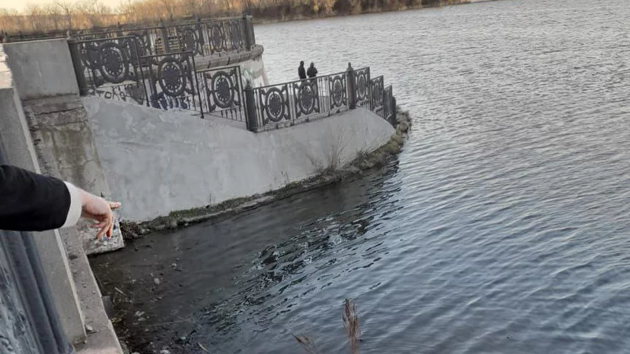 В Челябинской области мужчина упал с набережной в реку Урал